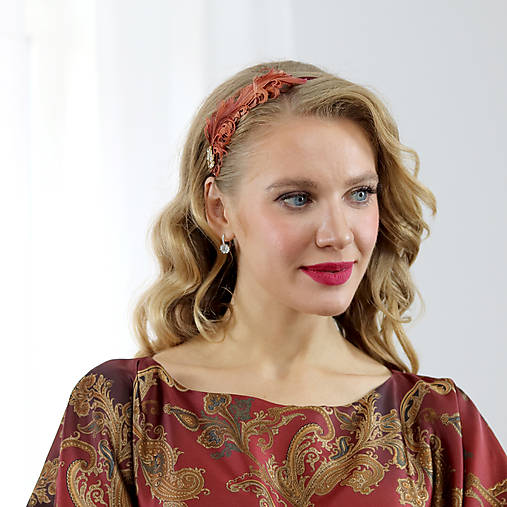 Ozdoby do vlasov - Jolie - fascinátor z kučeravého peria, vínovo hnedý - 17948018_