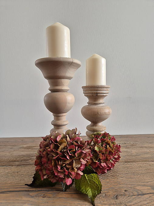 Svietidlá - Svietniky z dubového dreva (výška - 26 cm, najväčší priemer svietnika - 12 cm) - 17948408_