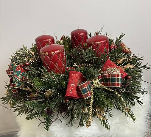 Dekorácie - Adventný svietnik s červenými sviečkami s ornamentom - 17945866_