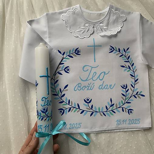 Krstná košieľka a svieca na krst maľovaná v modrých odtieňoch s krížom a nápisom na želanie
