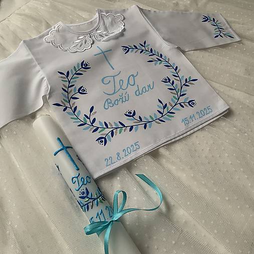 Krstná košieľka a svieca na krst maľovaná v modrých odtieňoch s krížom a nápisom na želanie