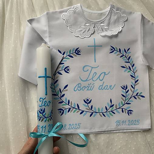 Krstná košieľka a svieca na krst maľovaná v modrých odtieňoch s krížom a nápisom na želanie