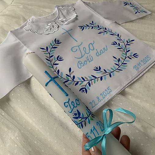 Krstná košieľka a svieca na krst maľovaná v modrých odtieňoch s krížom a nápisom na želanie