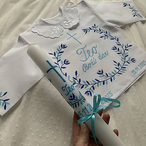 Krstná košieľka a svieca na krst maľovaná v modrých odtieňoch s krížom a nápisom na želanie