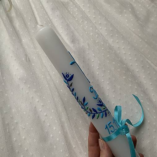 Krstná košieľka a svieca na krst maľovaná v modrých odtieňoch s krížom a nápisom na želanie