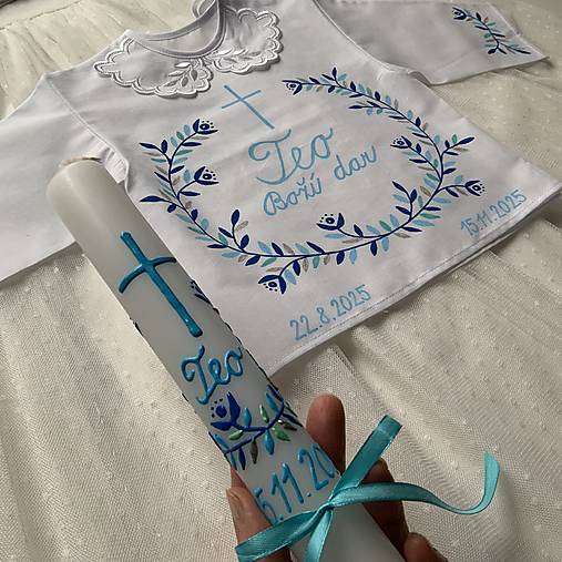 Krstná košieľka a svieca na krst maľovaná v modrých odtieňoch s krížom a nápisom na želanie