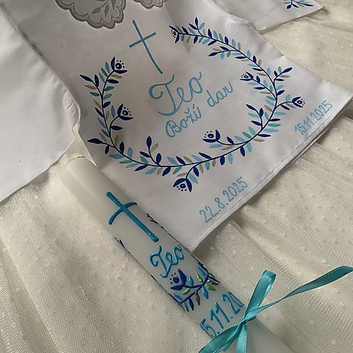 Krstná košieľka a svieca na krst maľovaná v modrých odtieňoch s krížom a nápisom na želanie