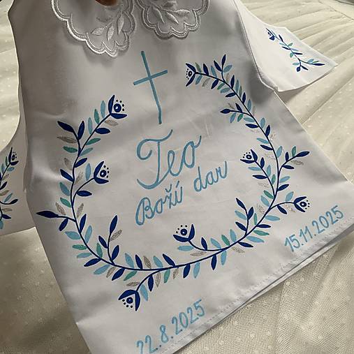 Krstná košieľka a svieca na krst maľovaná v modrých odtieňoch s krížom a nápisom na želanie