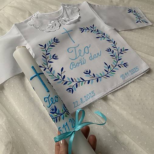 Krstná košieľka a svieca na krst maľovaná v modrých odtieňoch s krížom a nápisom na želanie