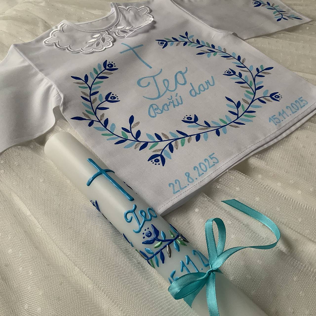 Krstná košieľka a svieca na krst maľovaná v modrých odtieňoch s krížom a nápisom na želanie