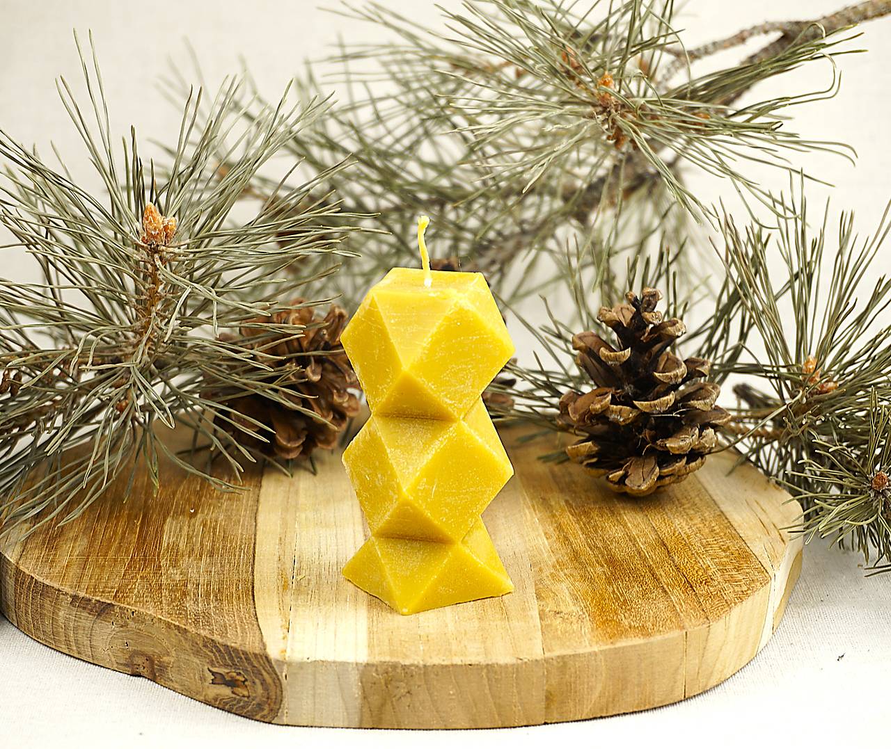 Geometrický klenot- sviečka z včelieho vosku
