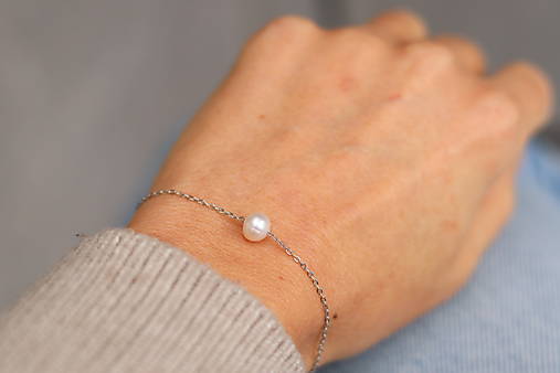 Tenký retiazkový náramok s perlou
