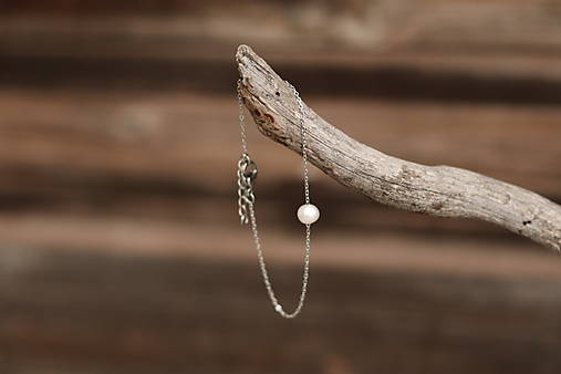 Tenký retiazkový náramok s perlou