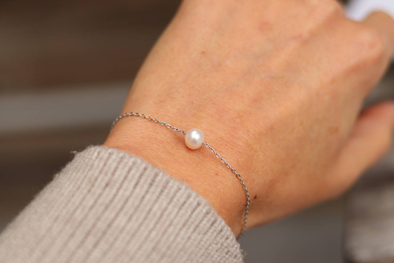 Tenký retiazkový náramok s perlou