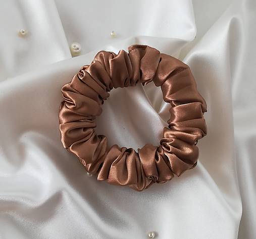 Ozdoby do vlasov - Saténová gumička Scrunchie, Mocha Mousse, veľkosť: SLIM - 17948920_