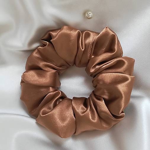 Ozdoby do vlasov - Saténová gumička Scrunchie, Mocha Mousse, veľkosť: CLASSIC - 17948934_