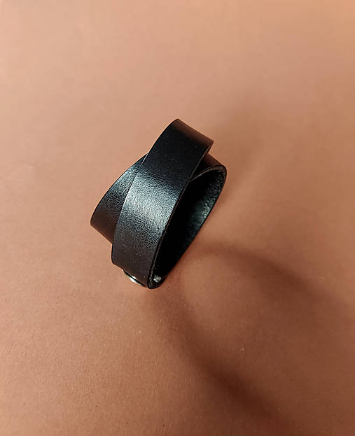 Náramky - Wrap náramek z hovězí fialové kůže - 17948885_