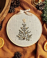 Dekorácie - Ručne vyšívaná vianočná ozdoba - Vianočný stromček - 17948573_