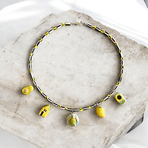 Náhrdelníky - Náhrdelník s keramickými príveskami - 17946498_