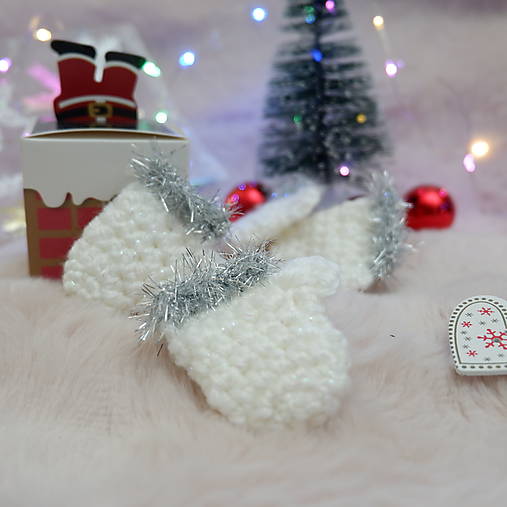 Vianočné ozdoby - rukavičky háčkované so striebornou