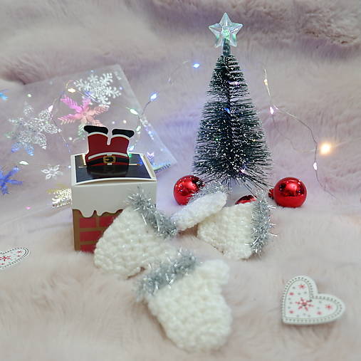 Vianočné ozdoby - rukavičky háčkované so striebornou