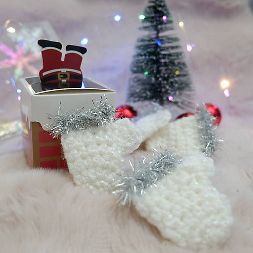 Vianočné ozdoby - rukavičky háčkované so striebornou