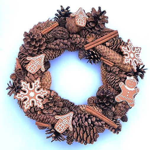 Dekorácie - Šiškový venček so škoricou a imitáciami medovníčkov - 17949819_