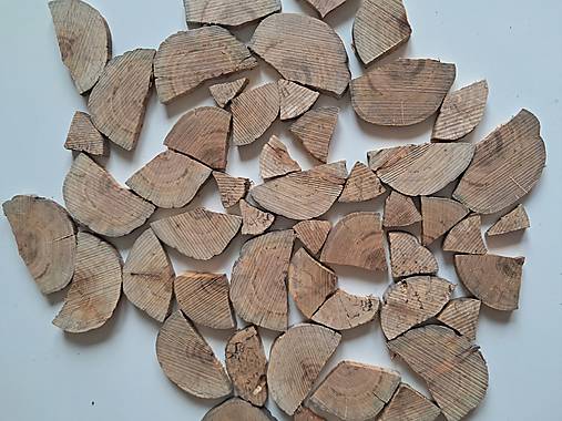 Dekorácie - Drevené plátky - úlomky - 1 - 5 cm, balenie 50 ks - 17950295_