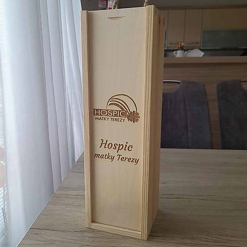 Úložné priestory & Organizácia - Darčekový drevený box na fľašu vína s logom firmy - 17951271_