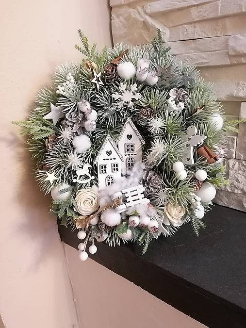Dekorácie - Vianočny veniec s domčekmi 30cm - 17949861_
