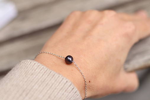 Tenký retiazkový náramok s tmavou perlou