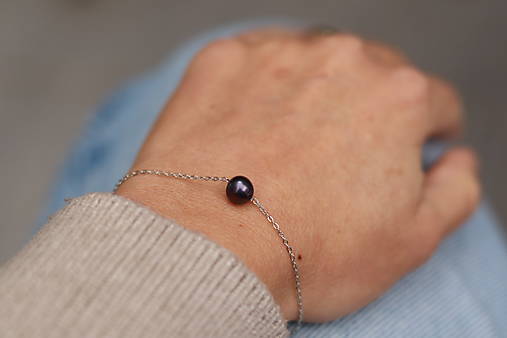 Tenký retiazkový náramok s tmavou perlou