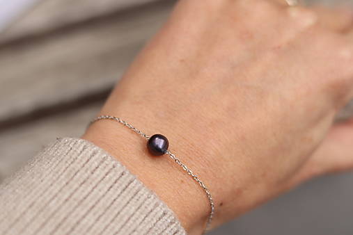 Tenký retiazkový náramok s tmavou perlou