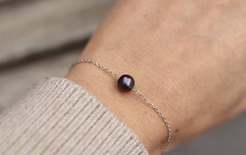 Tenký retiazkový náramok s tmavou perlou