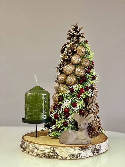 Vianočný stromček zo šišiek, orechov a bobuľkami na dreve vianočná dekorácia.