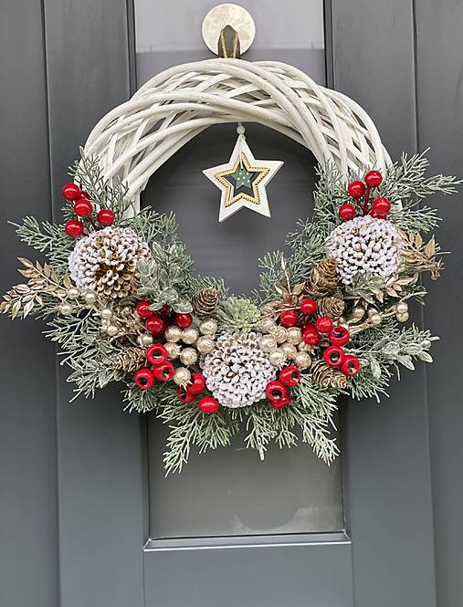 Vianočný veniec 35cm na bielom prútenom základe na dvere vianočná dekorácia Venček