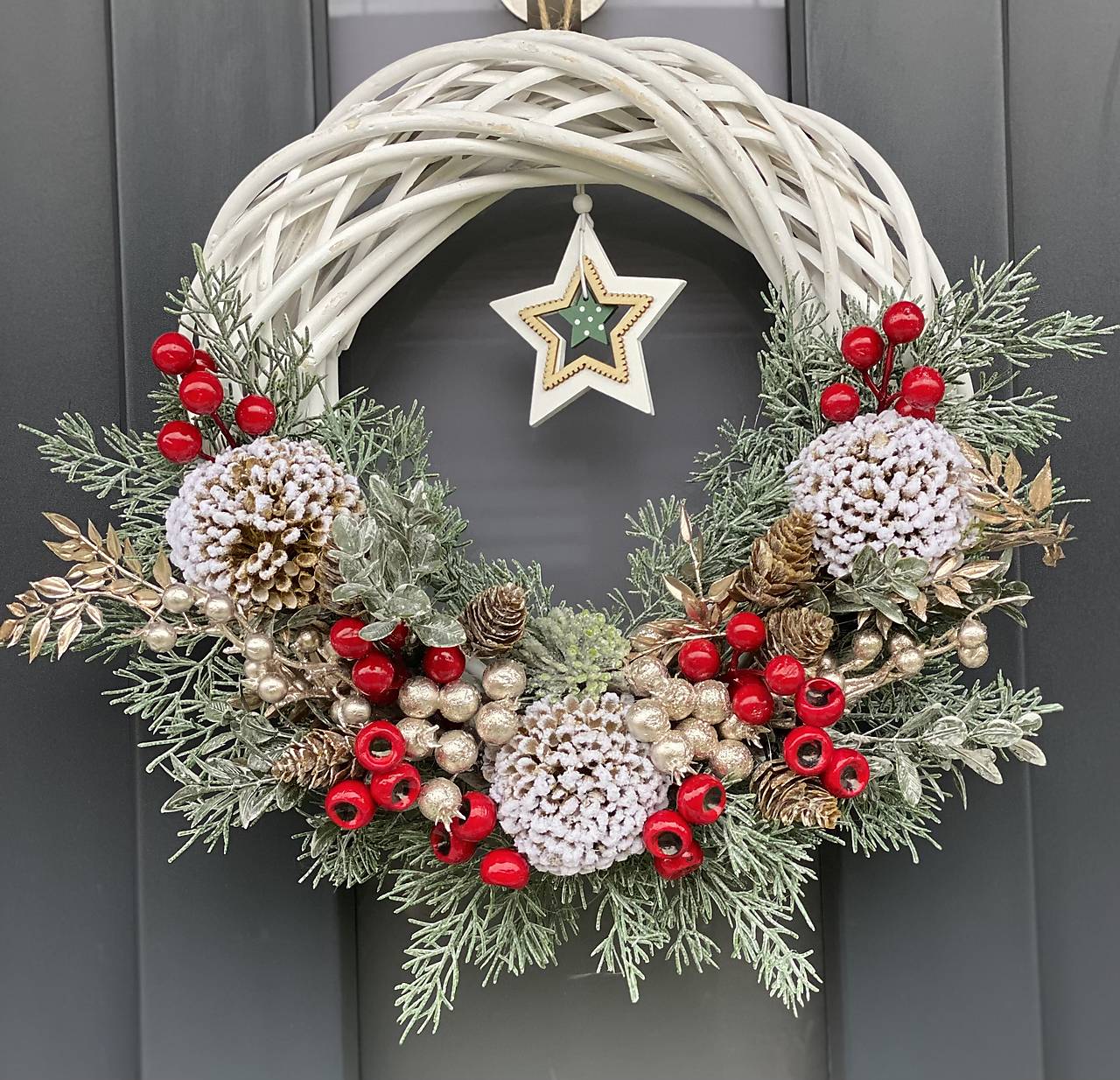Vianočný veniec 35cm na bielom prútenom základe na dvere vianočná dekorácia Venček