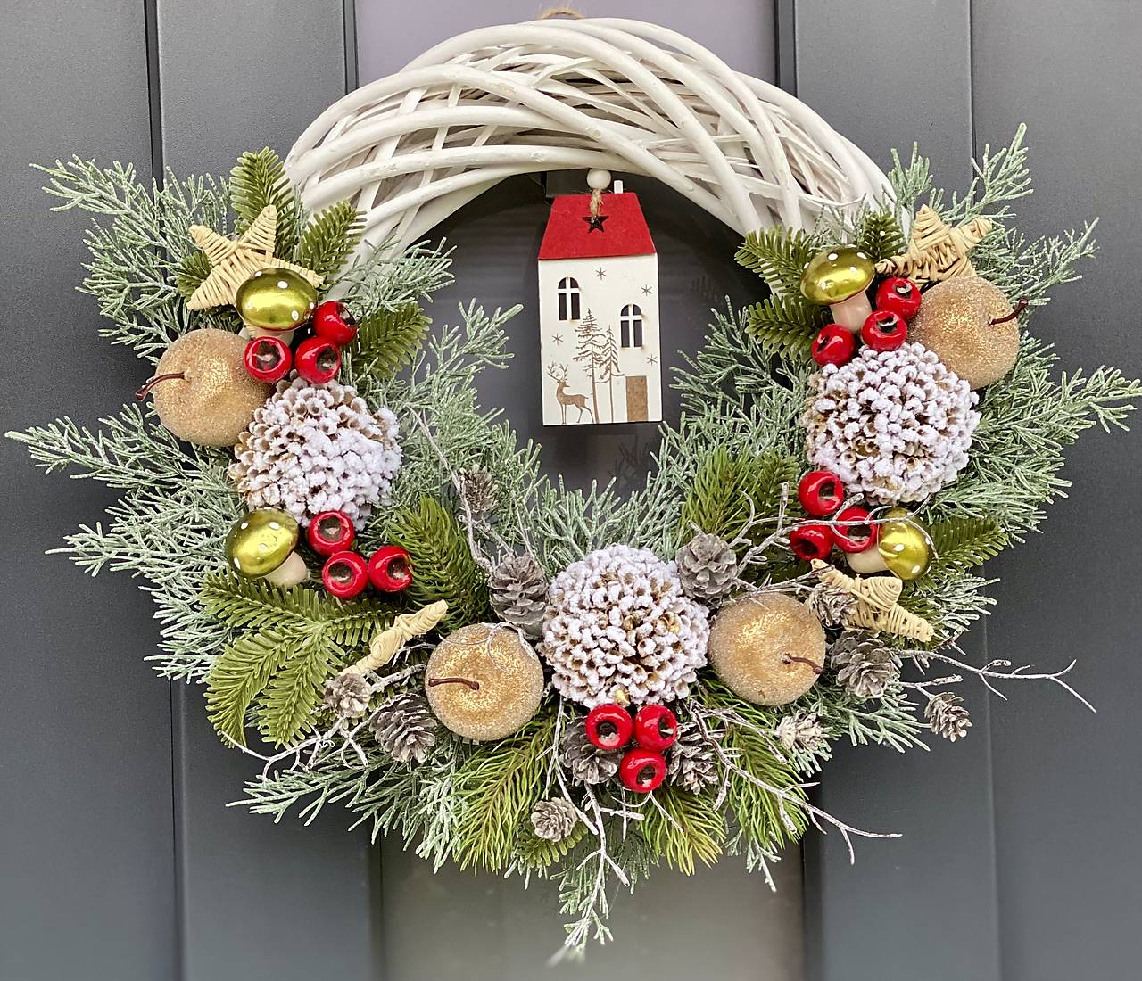 Vianočný veniec 35cm na bielom prútenom základe na dvere vianočná dekorácia Venček