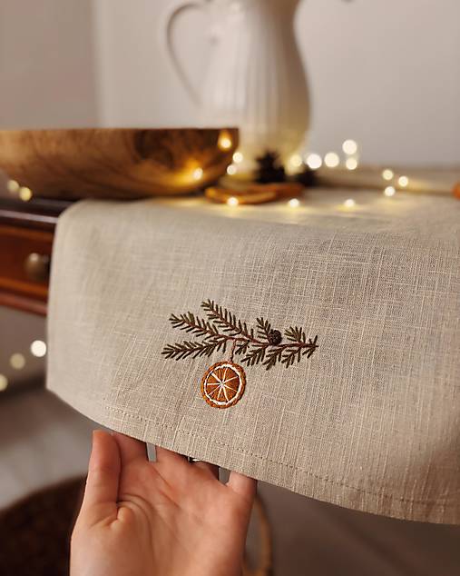 Úžitkový textil - Ručne vyšívaný ľanový vianočný behúň - Béžový - Vetvička s pomarančom - 17952245_