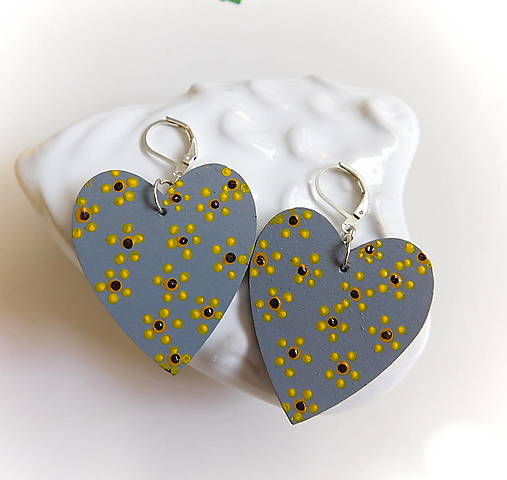 Náušnice - maľované sivé srdcia kvietky - totálny výpredaj všetkého! - 17952365_