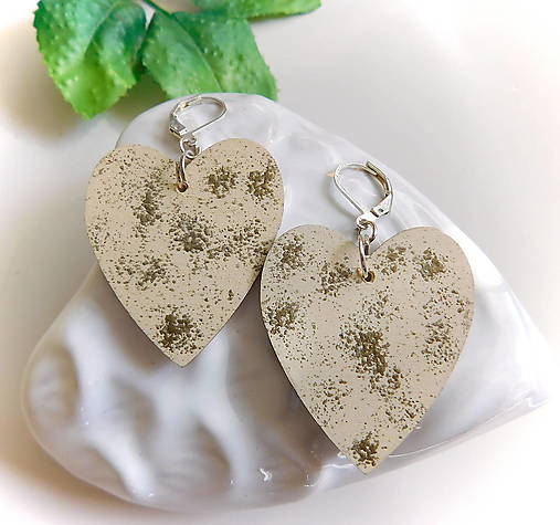 Náušnice - drevené srdcia elegancia smotanová zlatý efekt / totálny výpredaj všetkého! - 17952369_