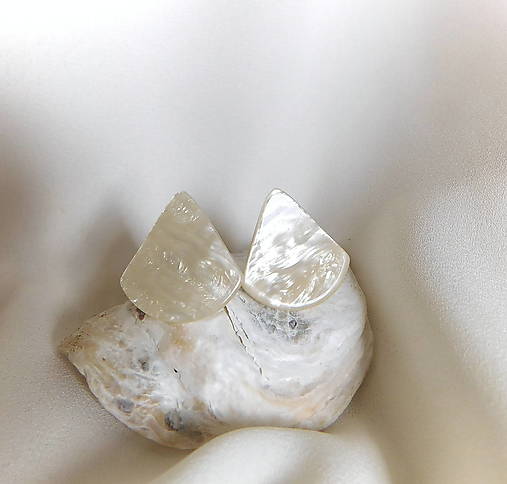 Náušnice - napichovačky trojuholníčky maslové s perleťou / totálny výpredaj! - 17952381_