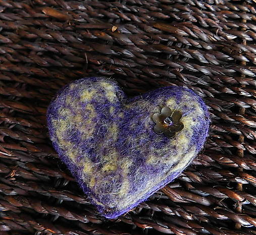 Brošne - plstená brošňa srdce vintage kvietok - totálny výpredaj! - 17952424_