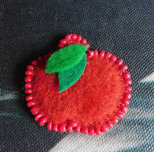 Brošne - brošňa mini plstené korálkové jabĺčko - totálny výpredaj všetkého! - 17952457_