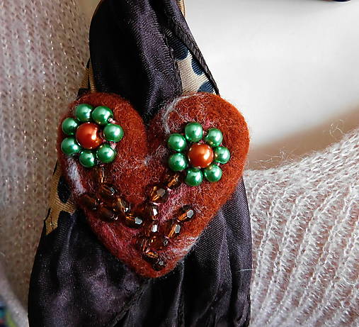 Brošne - plstená brošňa kvietky v srdci / totálny výpredaj všetkého! - 17952482_