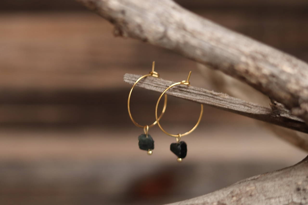 Náušnice kruhy surový turmalín (Čierna)