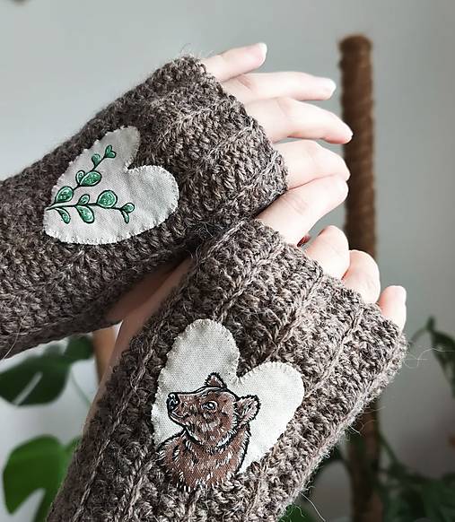 Dámske bezprstové rukavice s ručnou maľbou - alpaka+ovčia vlna (Hnedá s medveďom a eukalyptom)