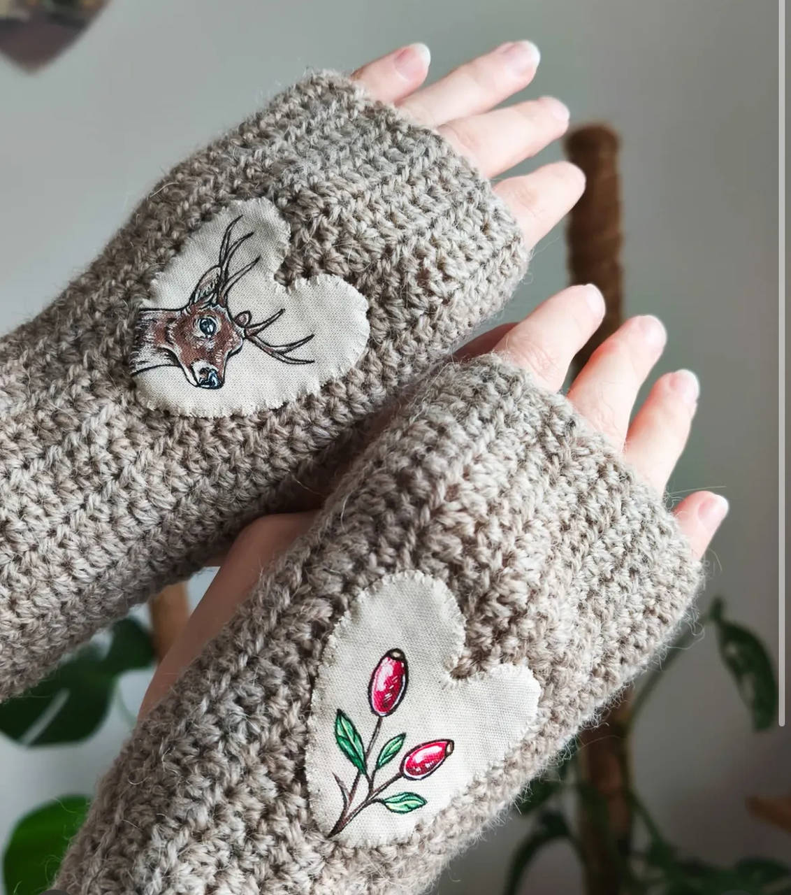 Dámske bezprstové rukavice s ručnou maľbou - alpaka+ovčia vlna (Svetla hnedá s jelenom a šípkami)