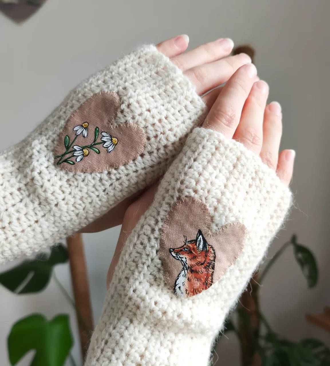 Dámske bezprstové rukavice s ručnou maľbou - alpaka+ovčia vlna (Smotanová s líškou a margaretkami)