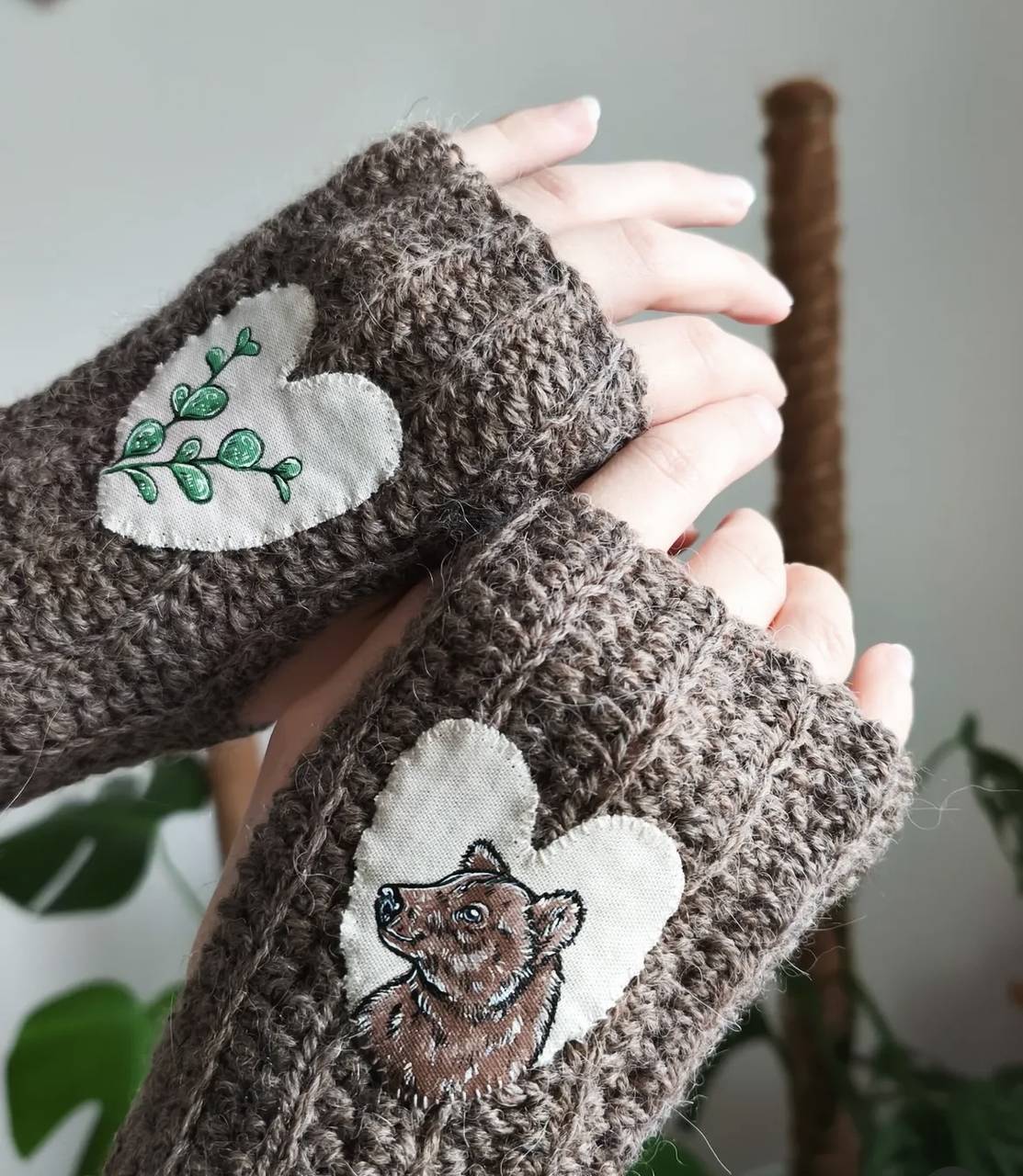 Dámske bezprstové rukavice s ručnou maľbou - alpaka+ovčia vlna (Hnedá s medveďom a eukalyptom)